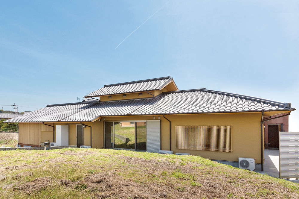 趣きのある大屋根が映える広くて暮らしやすい 快適な我が家 香川県のハウスメーカー 工務店 リフォームの情報サイト Iepro イエプロ